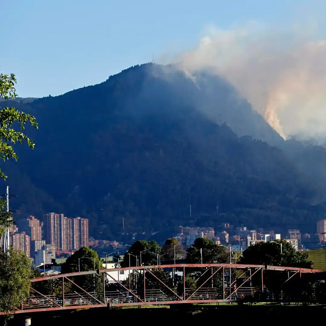 ¡Apagan uno y prenden otro! Nuevo incendio forestal en Bogotá