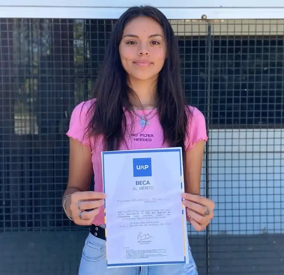 Brisa Magalí Arismendi recibe Beca al Mérito para iniciar sus estudios en Ingeniería en Sistemas