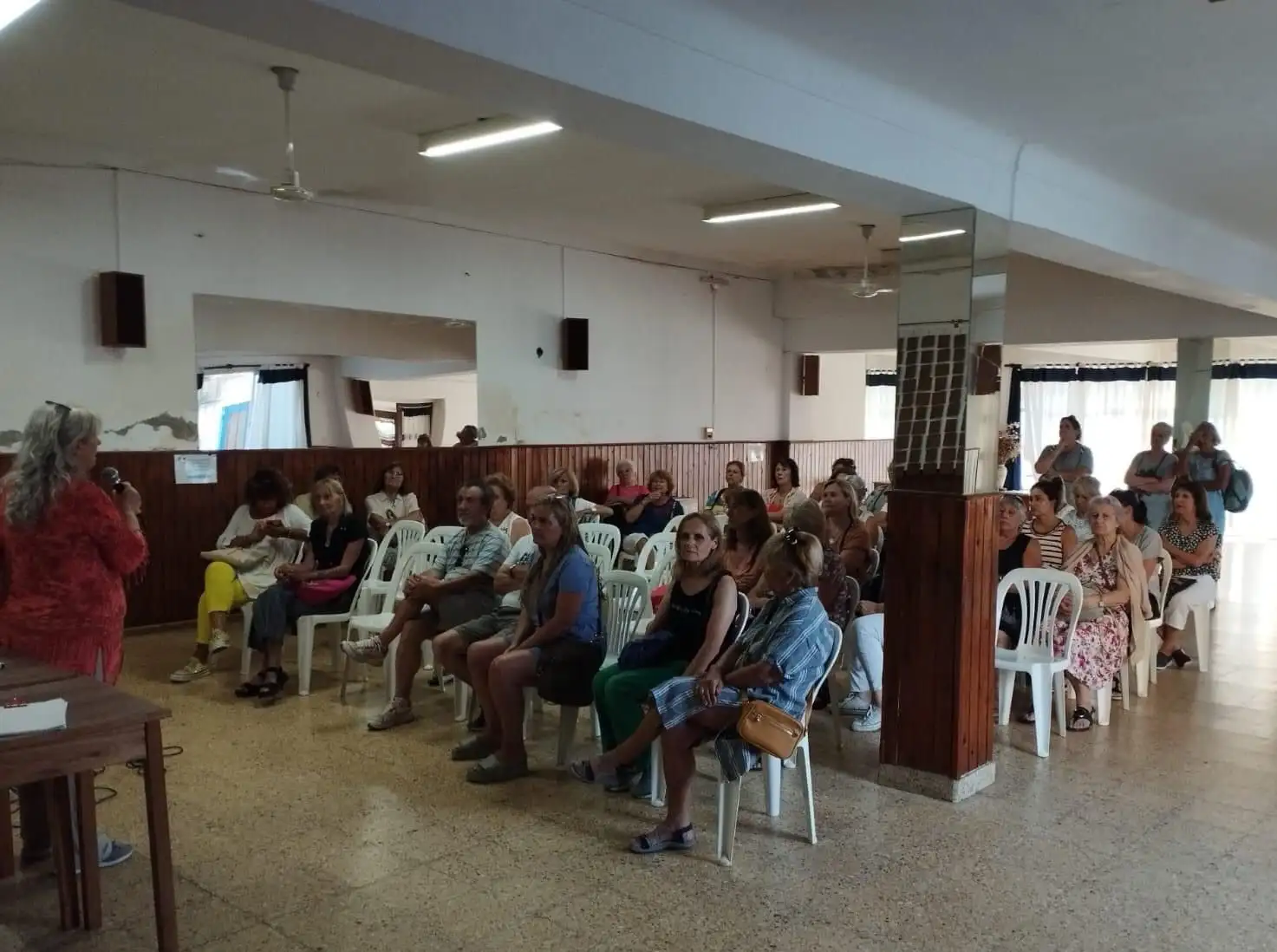 Participaron sesenta personas en la asamblea.
