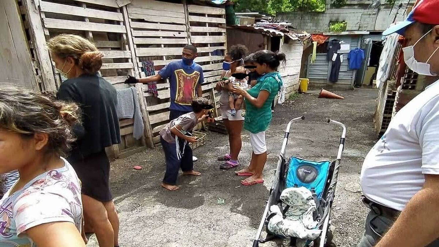 RANCHITOS DE TABLAS Y CON LETRINAS:  la pobreza azota a habitantes de los barrios de Petare