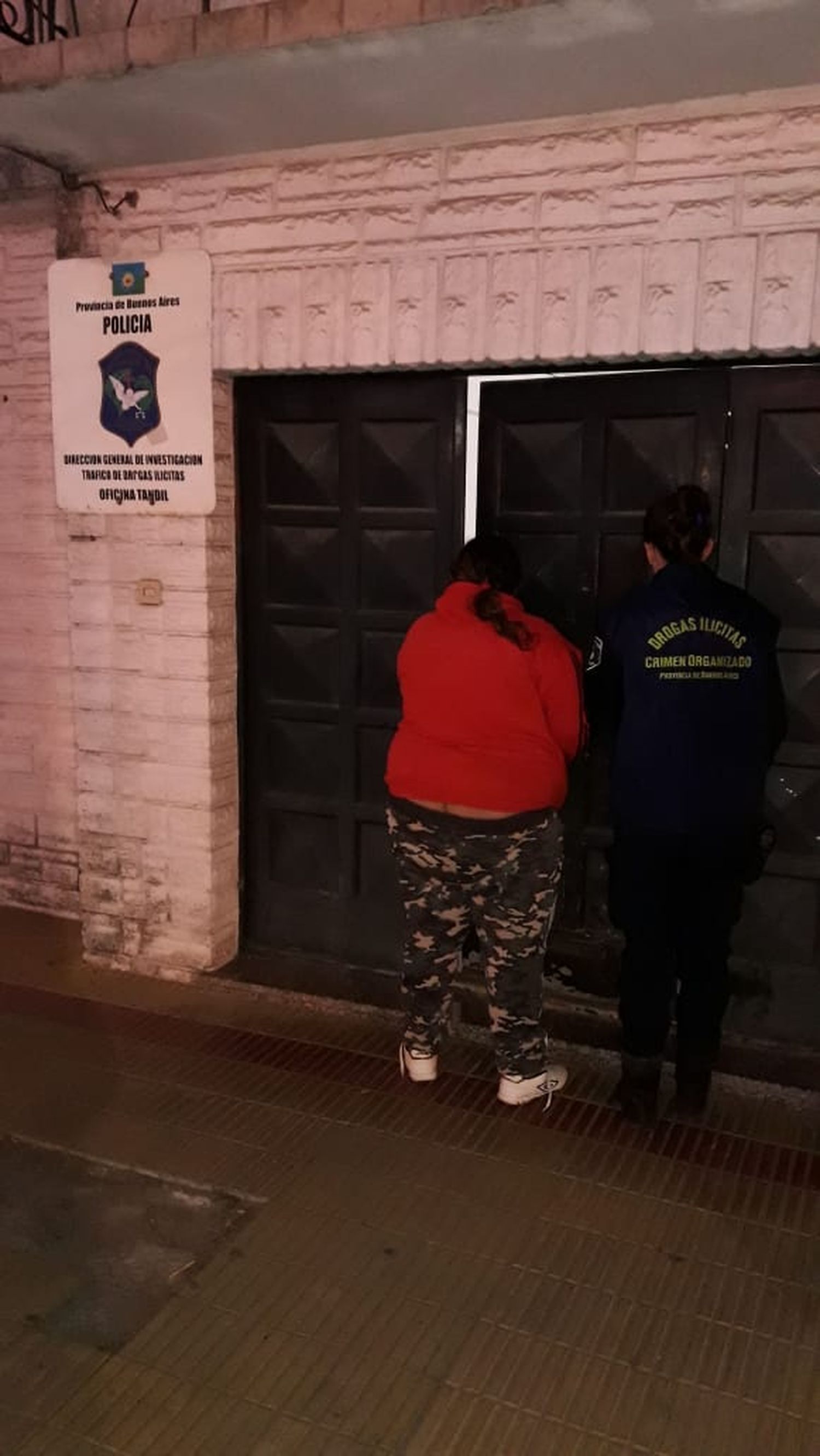 Estaba con arresto domiciliario y vendía droga con su hijo en La Movediza