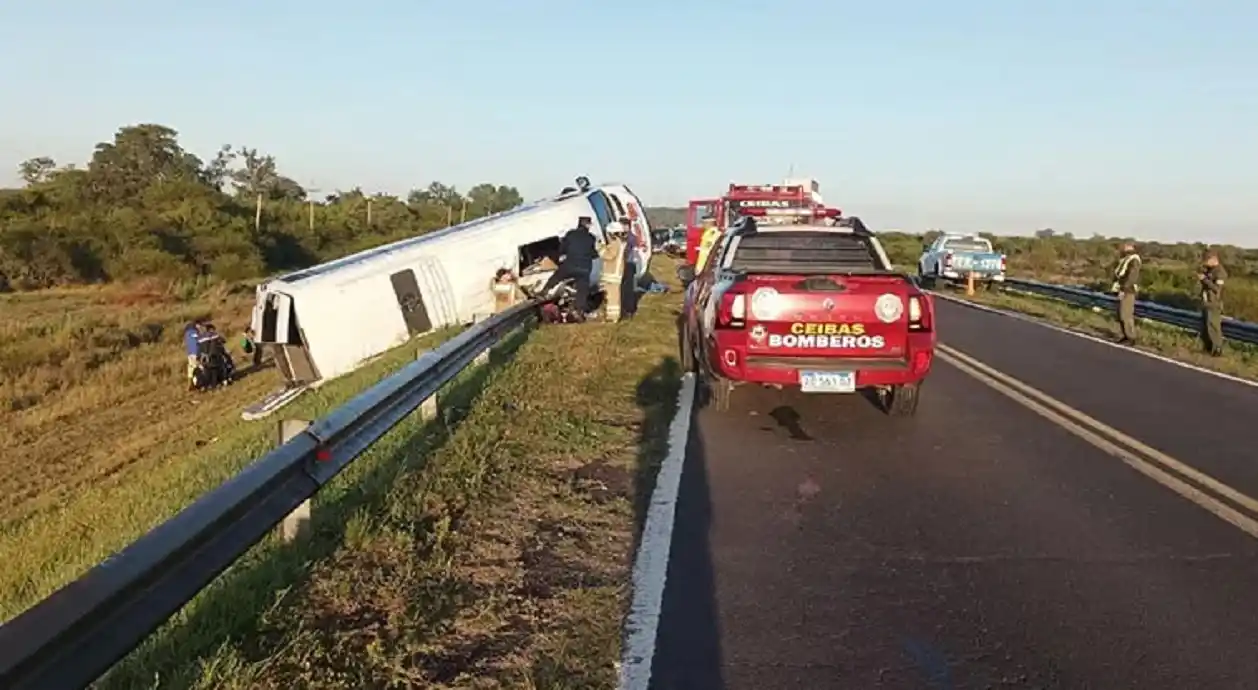 Volcó una traffic que transportaba jugadores de voley entrerrianos: hay varios heridos