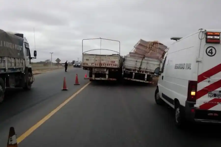 Un camión volcó parte de su carga en Ruta Nacional 34: la calzada quedó obstruida