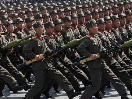 Soldados norcoreanos marchan durante un desfile militar en la Plaza Kim Il Sung