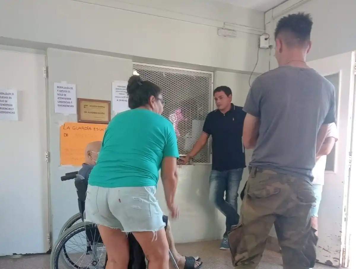 La sala de espera de la guardia de emergencias estuvo colmada de pacientes que esperaban atención.