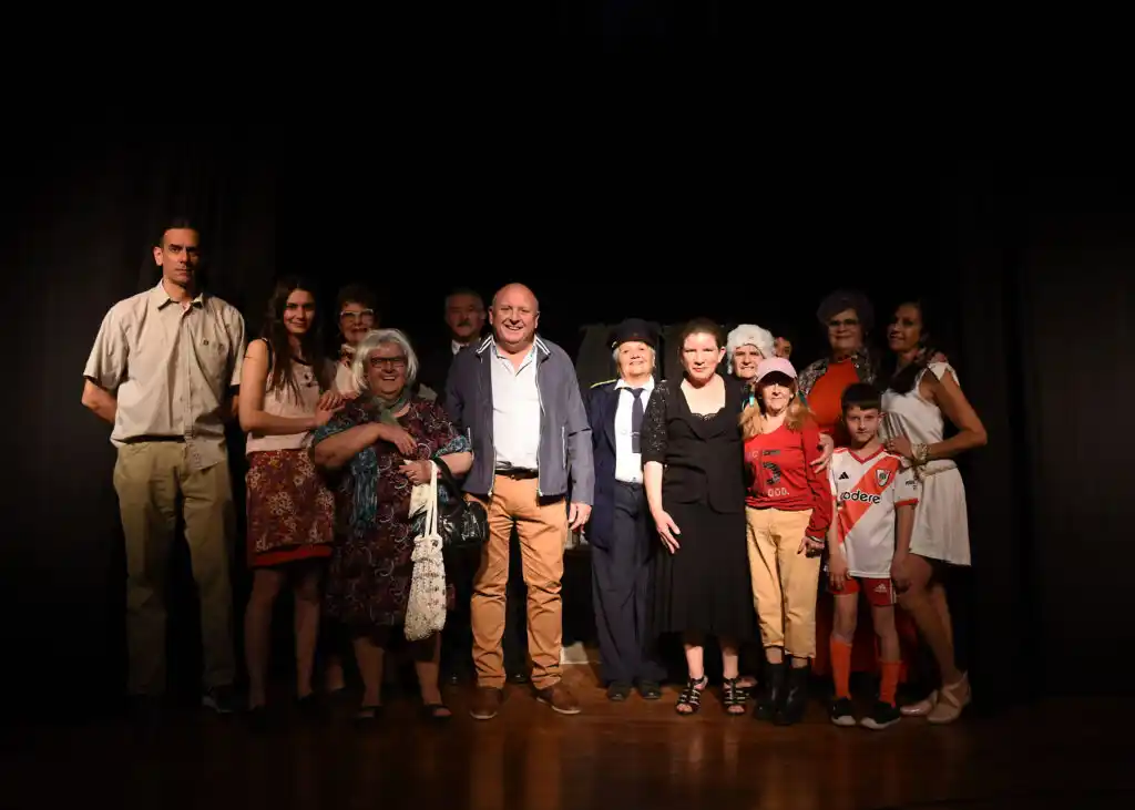 La reapertura del Salón Municipal fue con la presentación de ‘Esperando la Carroza’