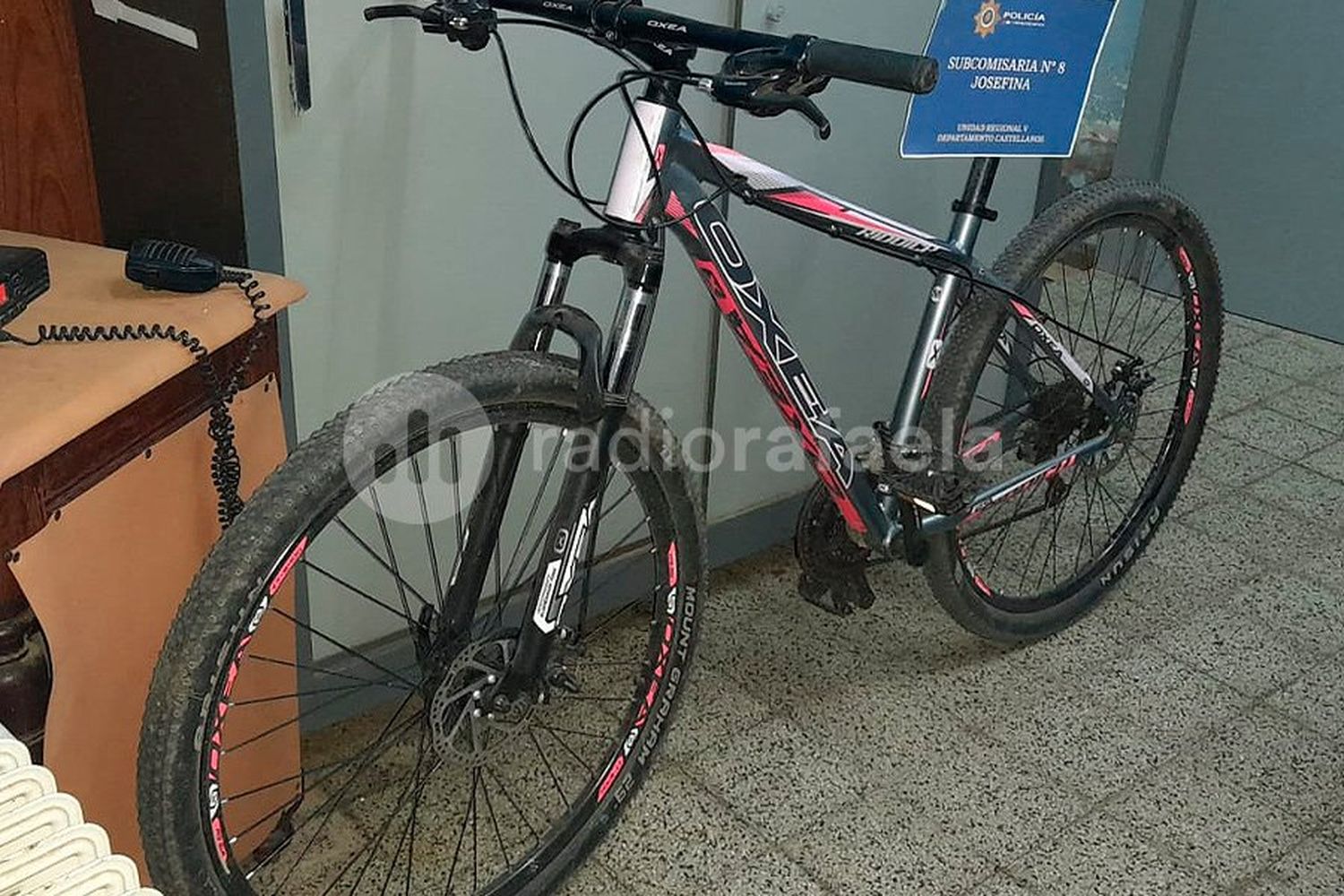 Allanamientos en Josefina: recuperaron una bicicleta y tres camperas