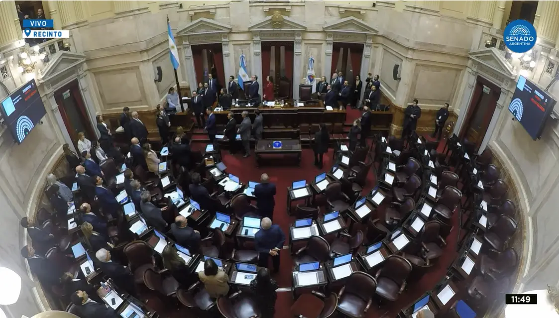 Los presentes entonan el Himno Nacional Argentino antes del inicio del debate