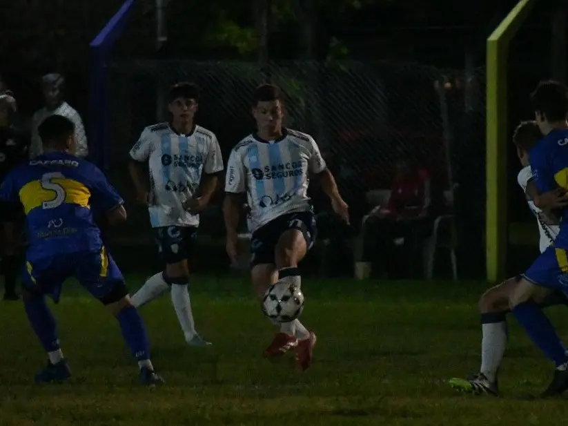 La Crema cayó 1 a 0 en Clucellas en un partido con varios expulsados. Foto:X de AR