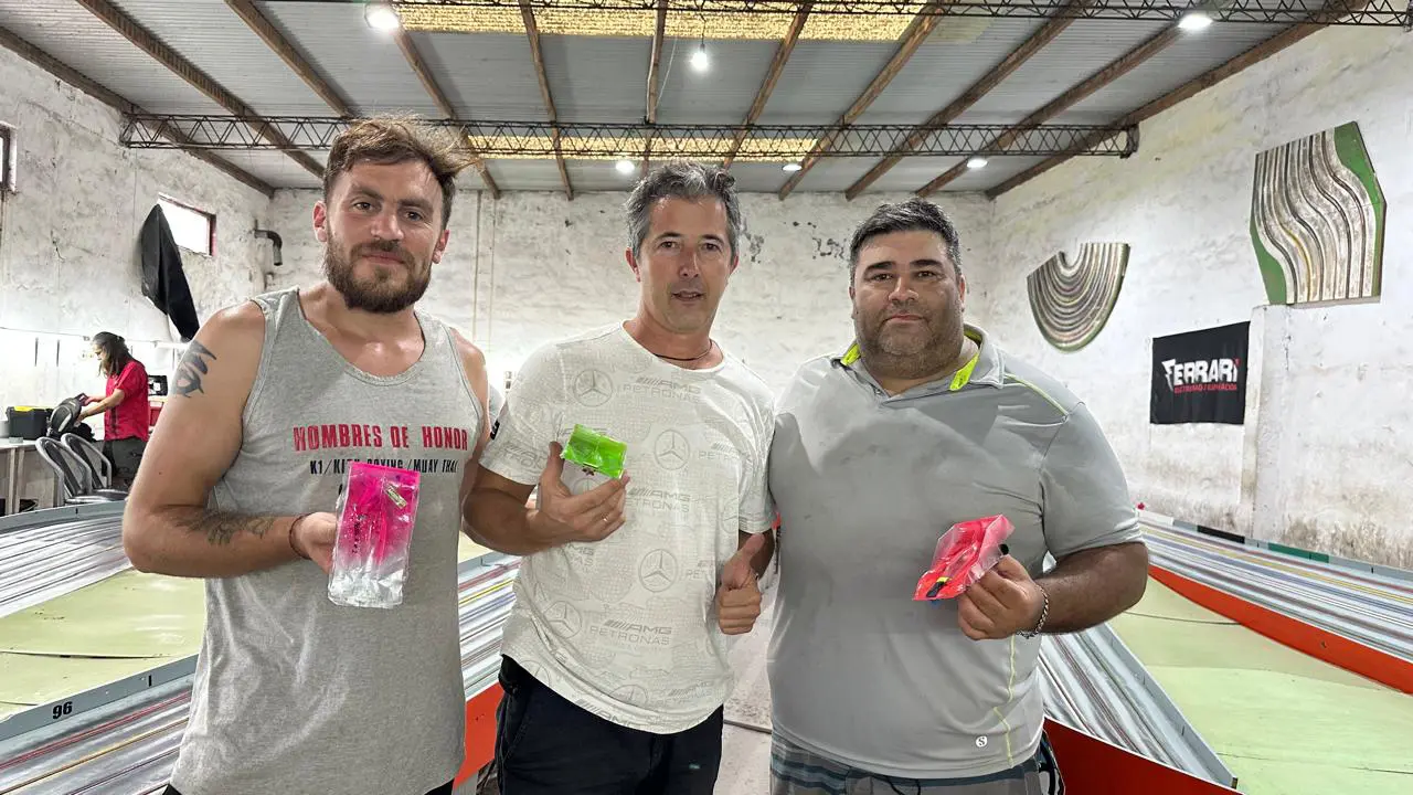 Líderes. Los hermanos Rodrigo y Miguel Rudolph rodean a Nicolás Valencia que continúa su racha ganadora en Automodelismo