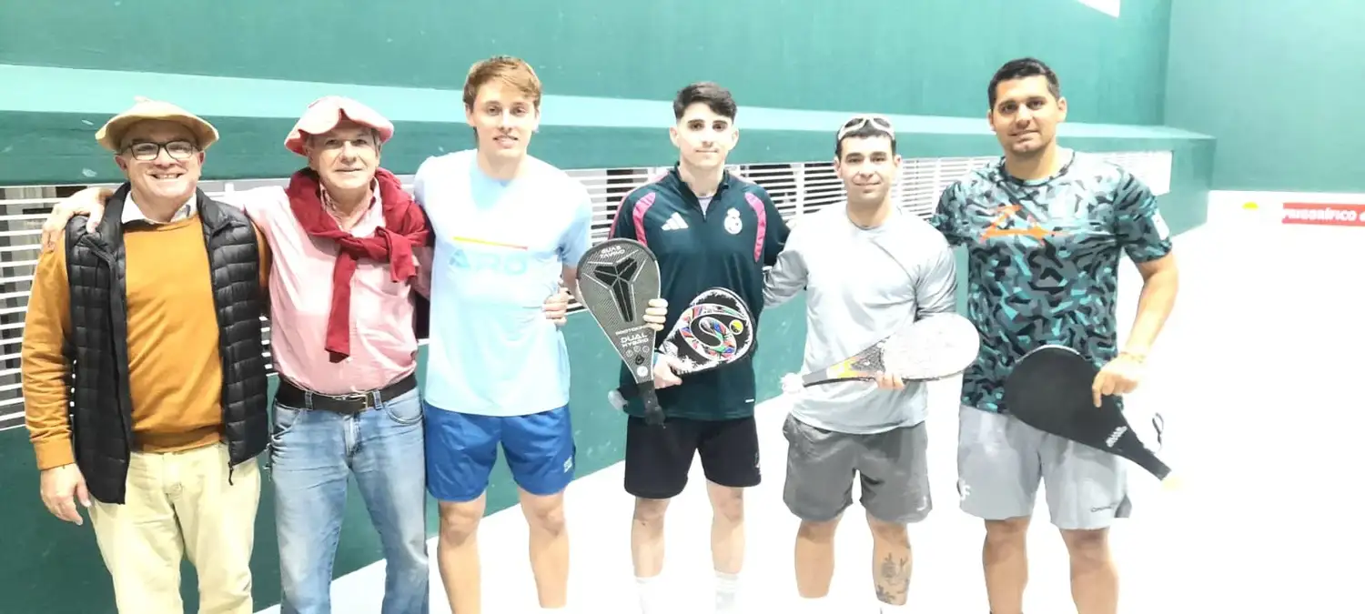 En la gráfica vemos al presidente del CPG Nicolás Carbone, al Entrenador Joaquín Olaechea y los pelotaris que participaron de la Qualy para el Argentino de donde surgió la representación de Entre Ríos.