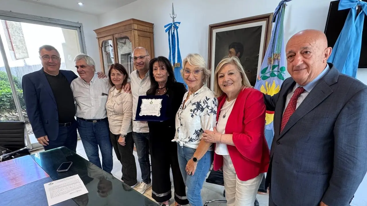 Con el intendente. La delegación del Abruzzo con Esteban Reino
