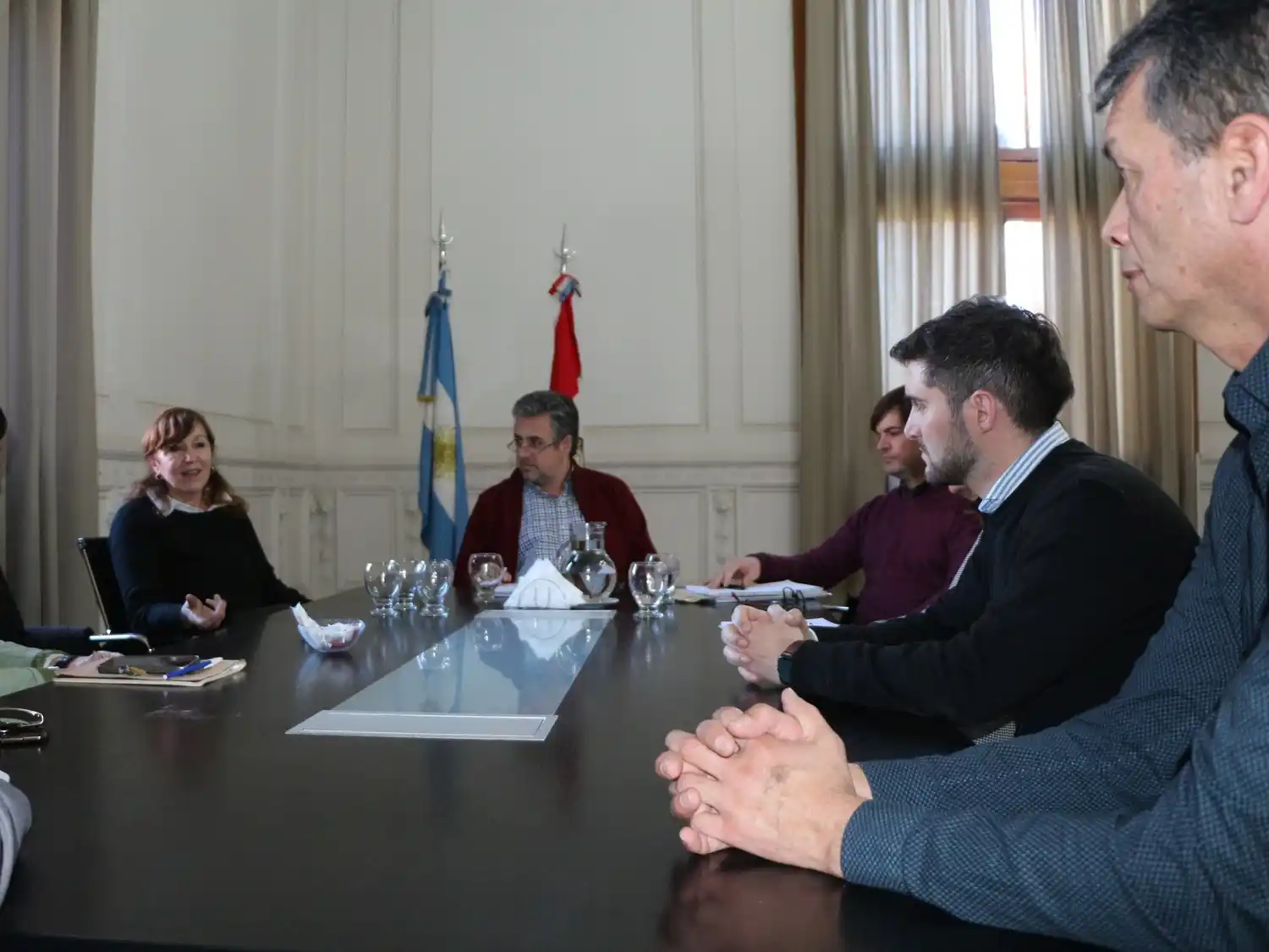 Autoridades provinciales y comunales durante la reunión en la sede de Gobernación en Rosario.