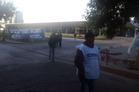 Maleteros siguen cortando los ingresos a la Terminal