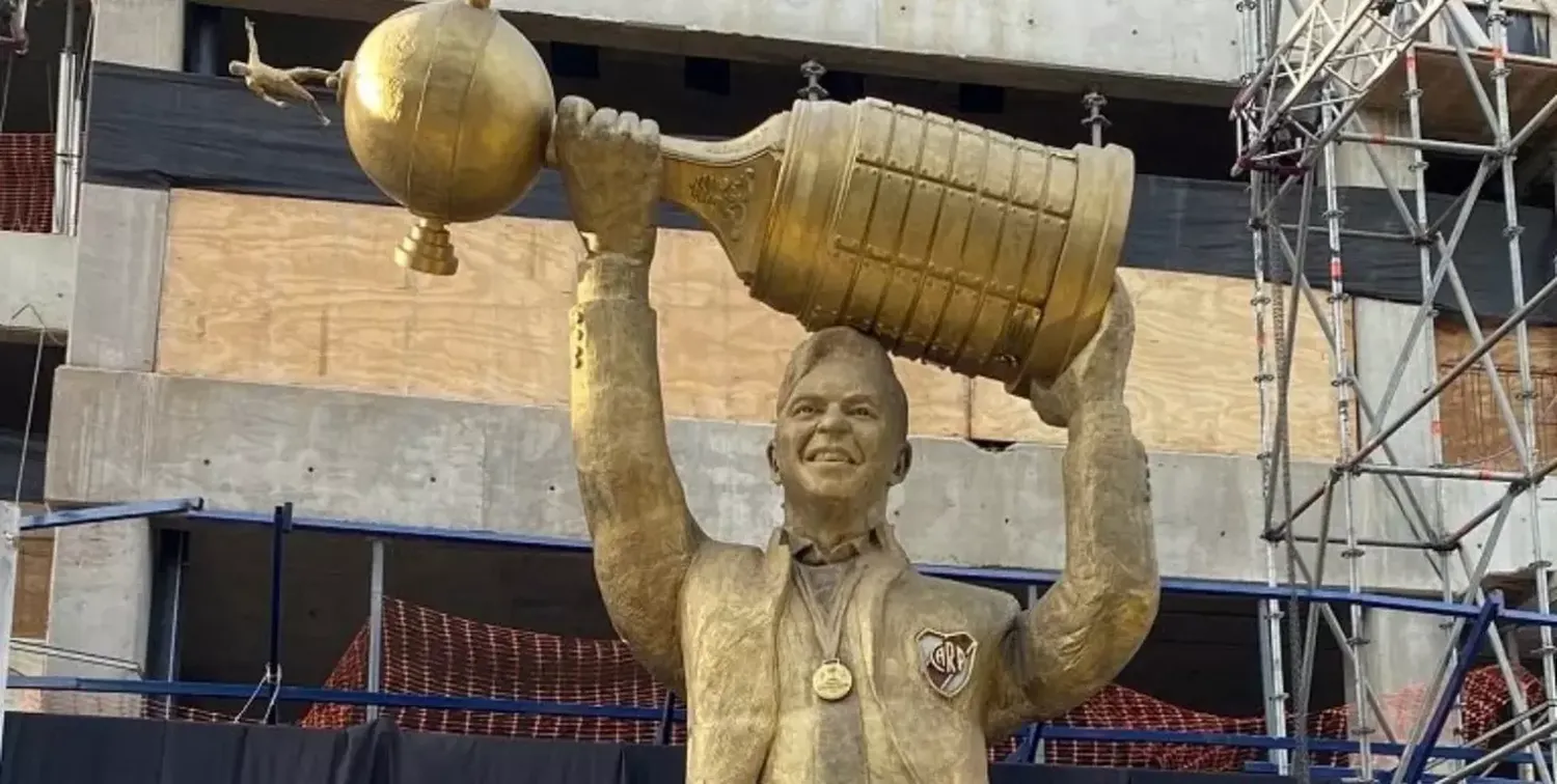 Polémica por los detalles de la estatua de Marcelo Gallardo en el Monumental