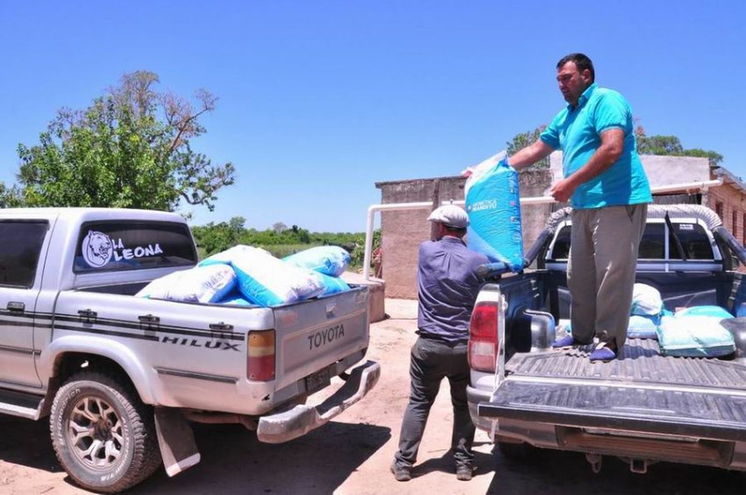 El Gobierno comenzó la entrega semillas de algodón en Villa Dos Trece, El Colorado y Villafañe