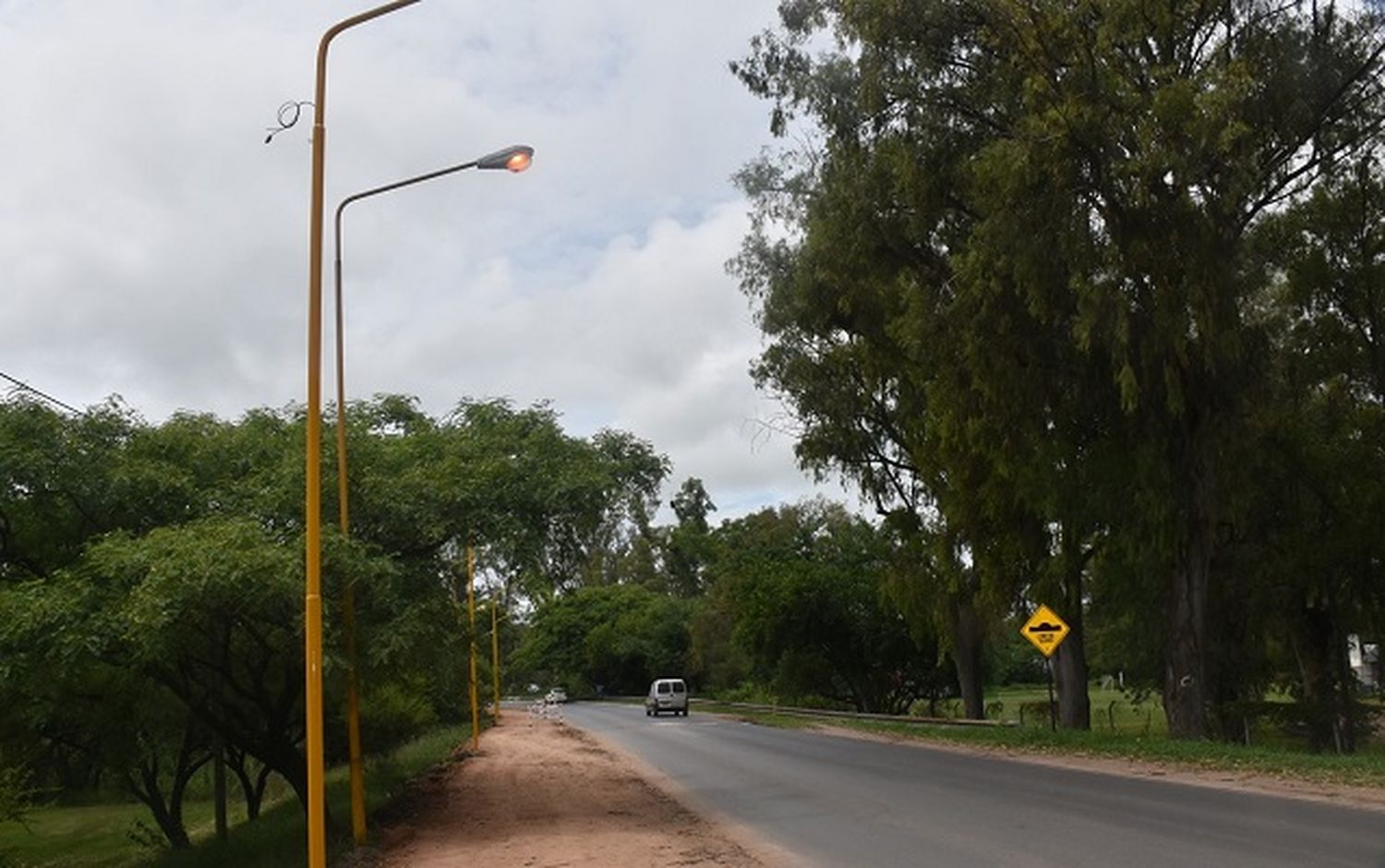 Se construyen veredas y se colocan luces LED en la Ruta 42