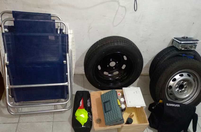Cayeron dos hombres que usaban un inhibidor de alarma para robar autos
