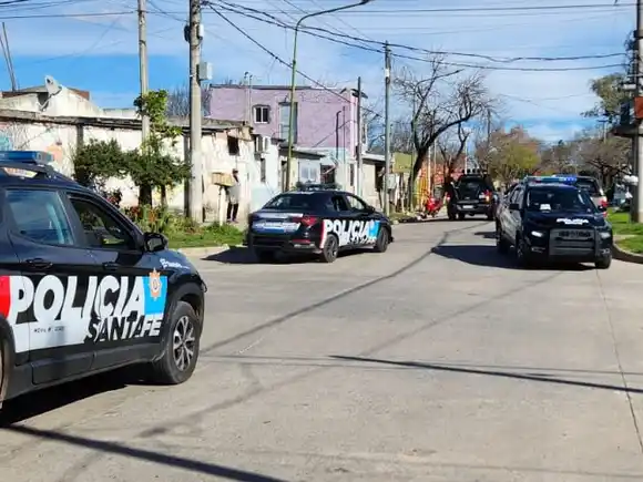 Impactante video de pelea entre vecinos: un jubilado le disparó con una carabina a un joven de 29 años y está grave