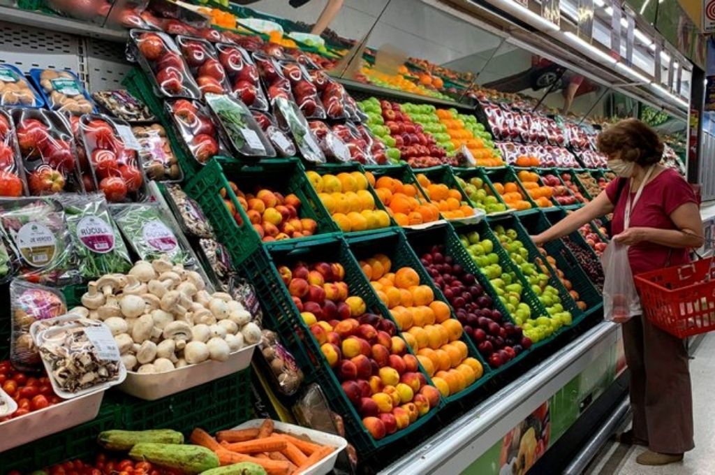 Los alimentos en la Argentina subieron diez veces más que en los países de la región