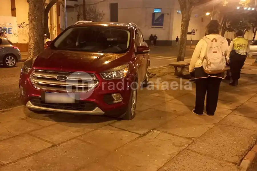 Fuerte accidente a metros de la plaza 25 de Mayo: una camioneta terminó arriba del cantero