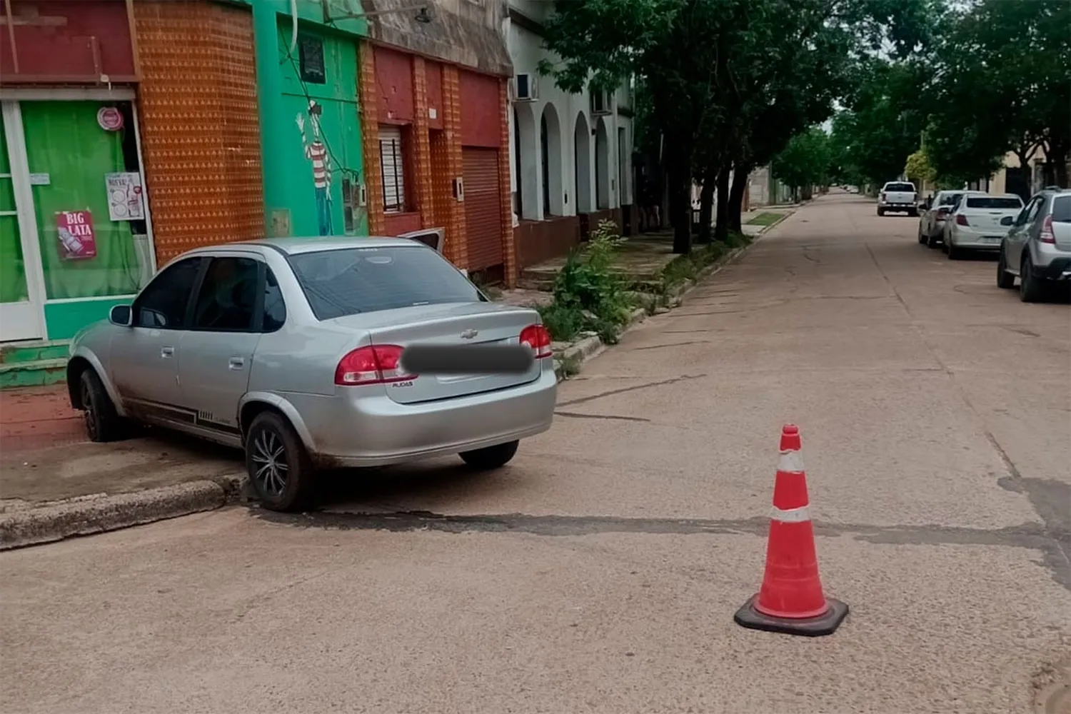 Un joven de 17 años se emborrachó y terminó con su auto encima de la vereda