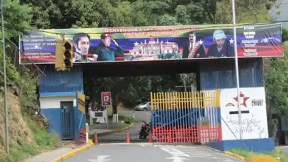 ¿DISFRUNTANDO SEMANA SANTA?: miembros de la banda de «El Coqui» se graban lanzándose a la piscina del antiguo Club de la PM