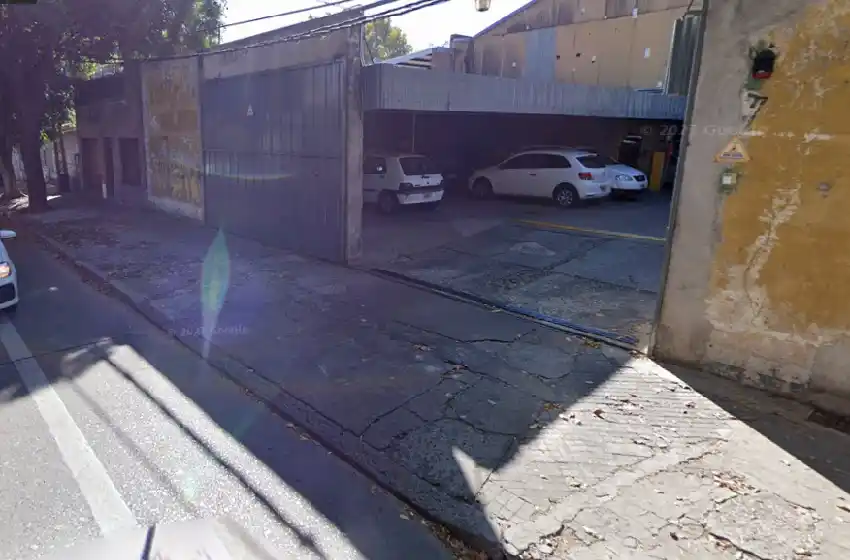 Insólito: delincuentes disfrazados de policías robaron 10 autos de una cochera en Arroyito