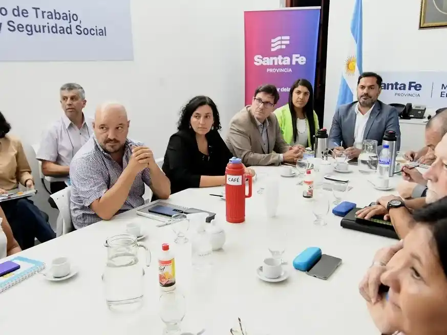 El sector docente, al haber rechazado con paro un gremio, y aceptado pero adherido a una huelga nacional el otro, es el que complica la liquidación del incremento salarial. Crédito: Pablo Aguirre