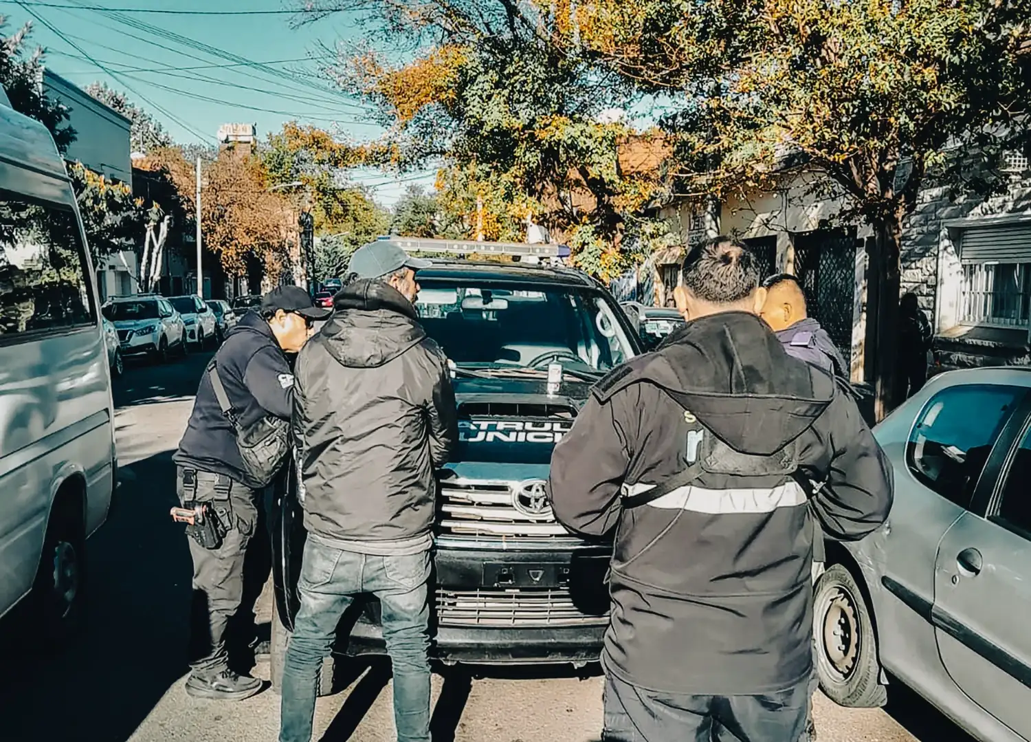 Al arribar al lugar, los agentes constataron la presencia de un hombre consumiendo alcohol en la vía pública y generando disturbios, situación que había motivado reclamos de vecinos del sector.