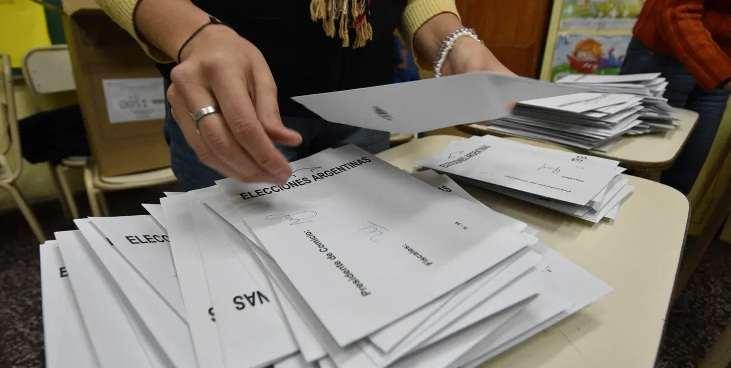 Está previsto un pago adicional para quienes participen como autoridades de mesa en las dos o, en caso de balotaje, tres instancias electorales nacionales. Crédito: Manuel Fabatía.