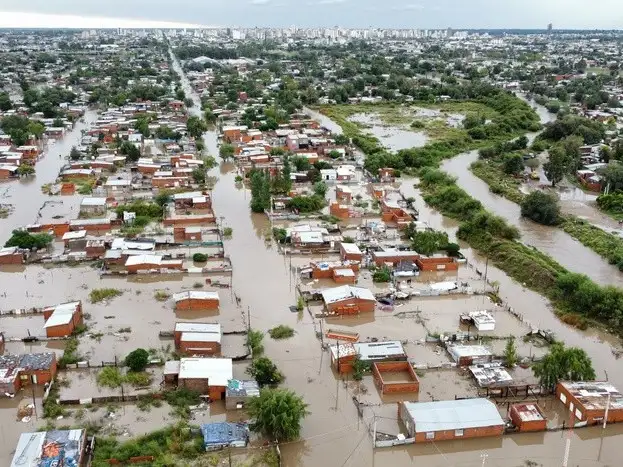 Luego de las inundaciones, Bahía Blanca se pone a de pie a pura solidaridad.