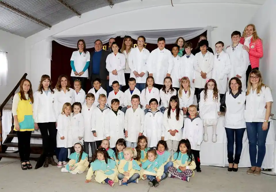 Cambio de escenario para la cena aniversario de la Escuela Nº 9