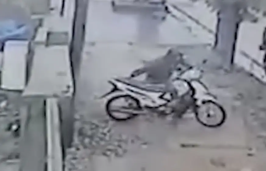 Robó una moto a plena luz del día y quedó registrado en las cámaras de vigilancia