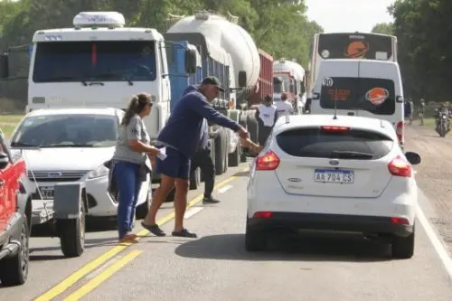 Ex trabajadores de Fanazul realizan segunda jornada de cortes en rutas
