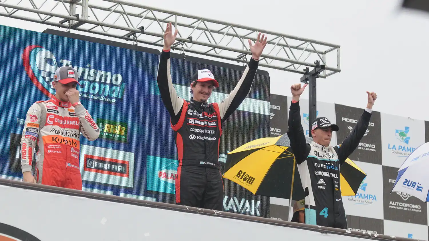 Podio pampeano, con Domenech entre Iansa y Pernía. (Foto www.apat.org.ar).