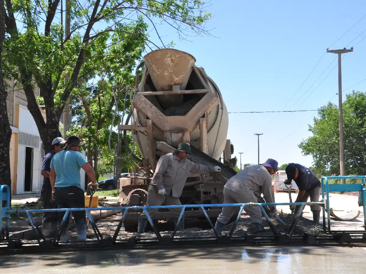  Restan los últimos metros para completar el pavimento  en barrio Independencia  