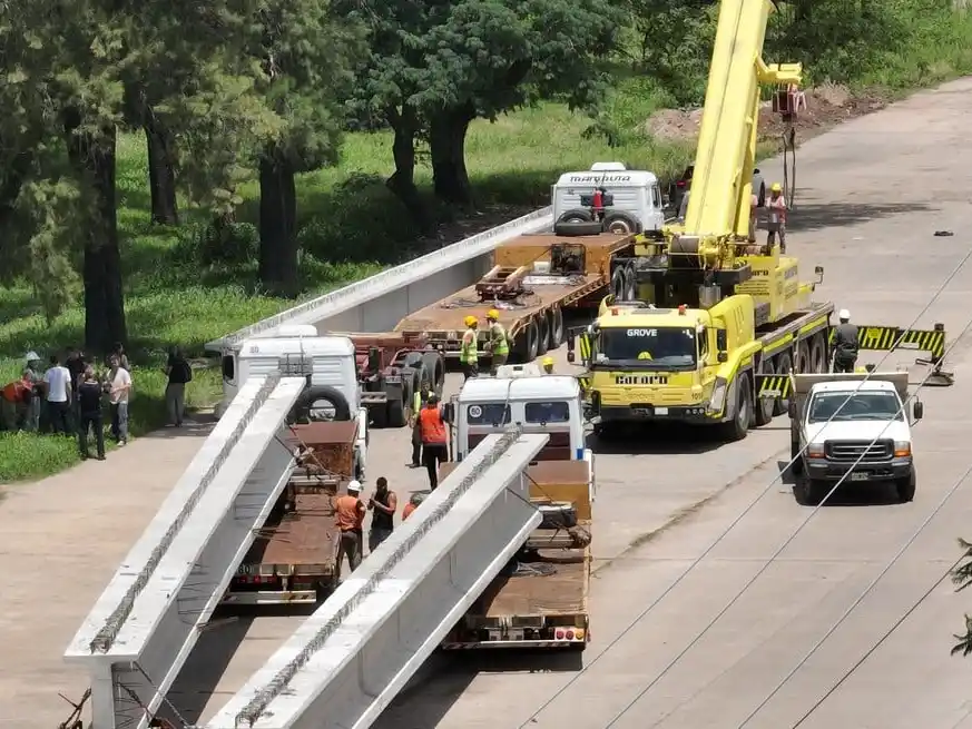 El nuevo puente Santa Fe y Santo Tomé suma sus primeras vigas estructurales.