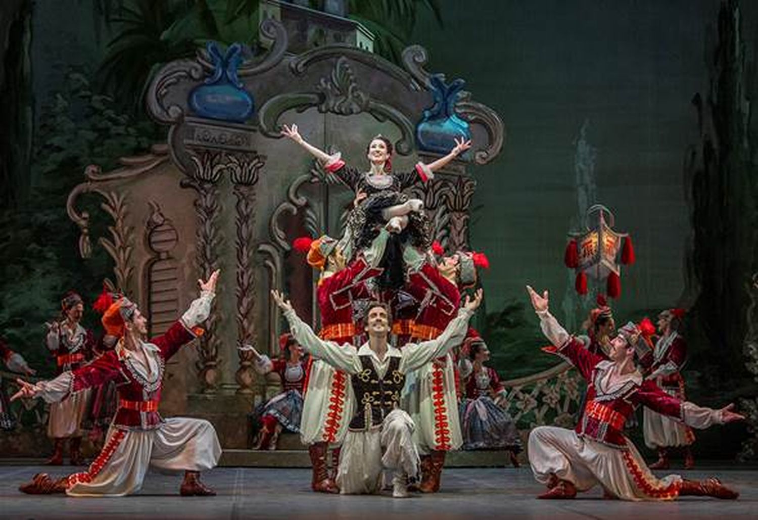 El ballet “La Viuda Alegre”, en una función en el Teatro Colón