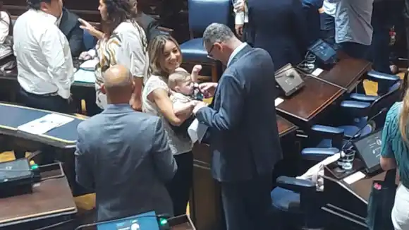 El bebé que dio quórum: quién es Valentino, el pequeño que conquistó la Legislatura y "ya trabajó más que 60 diputados"