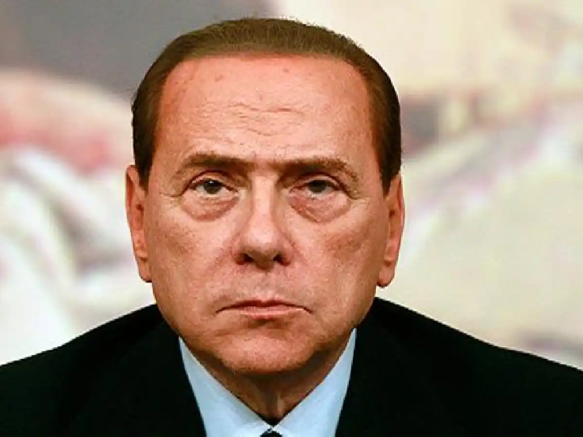 Silvio Berlusconi está en una fase "delicada" por su contagio de coronavirus