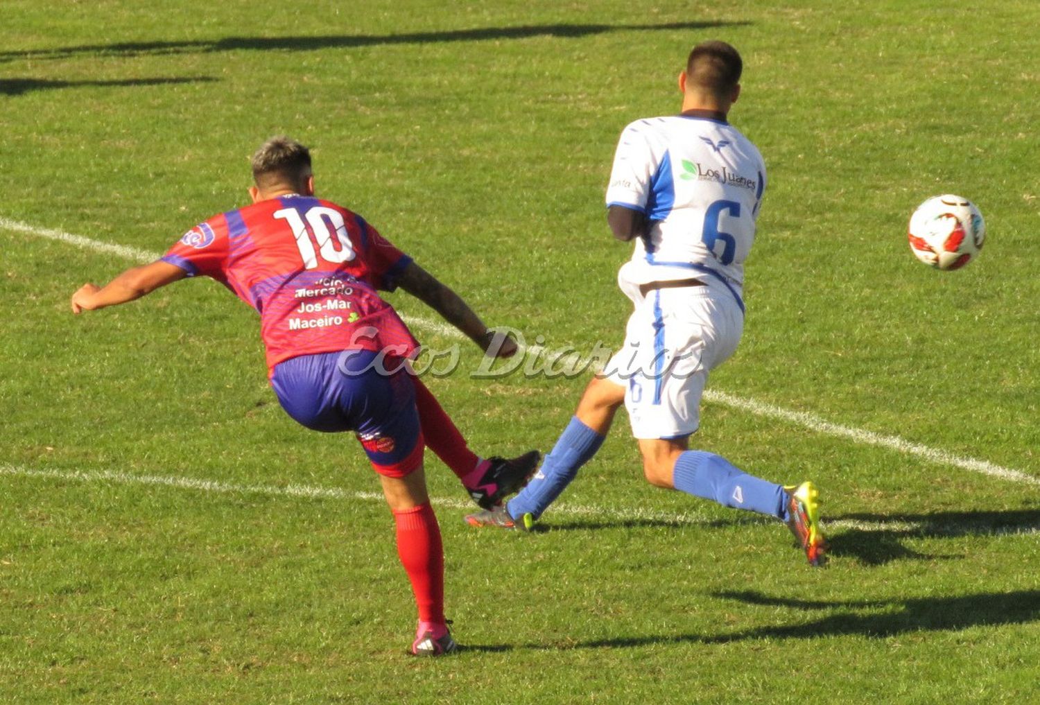 Disparo de Kevin Ortueta ante la marca de Jonathan Suhit