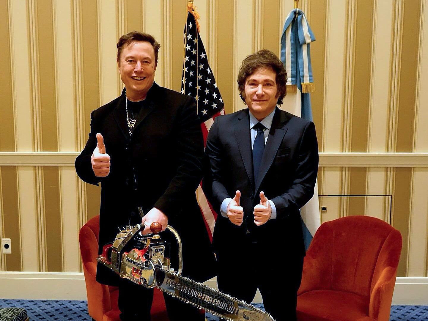 Para la foto. Milei le regaló una motosierra a Elon Musk.