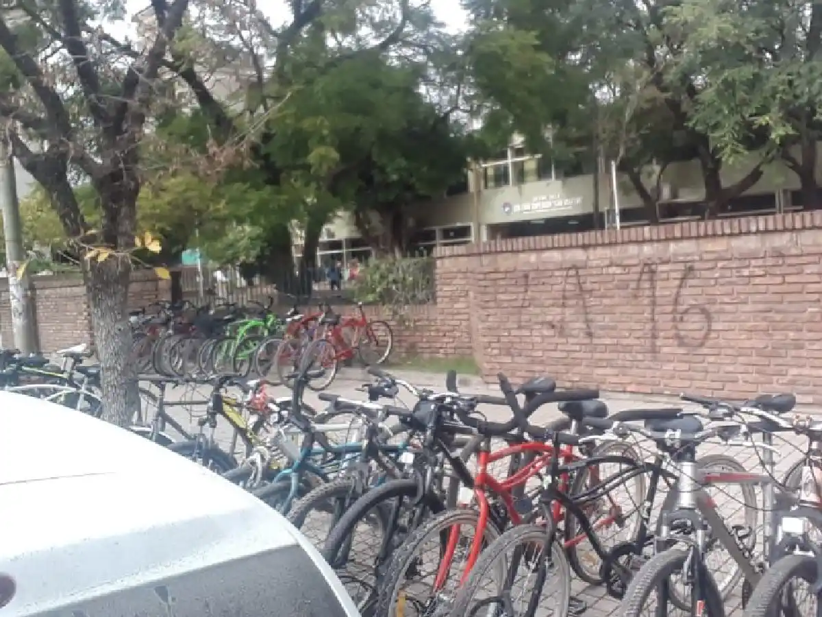 Detuvieron a un joven por intentar robar una bicicleta estacionada fuera del colegio San Martín