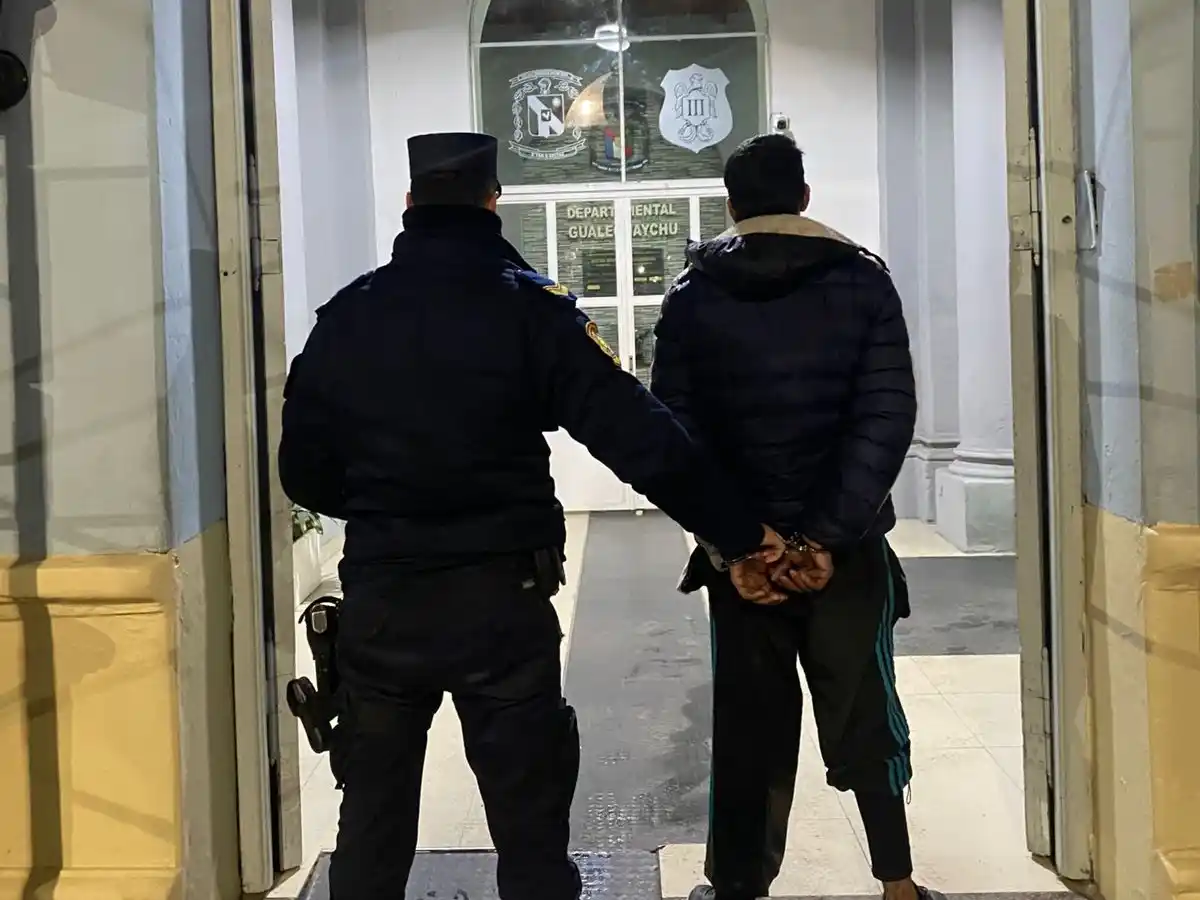 Tenía pedido de detención y estaba caminando en la calle con un machete