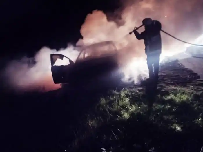 Un auto se incendió en  la Ruta N°14