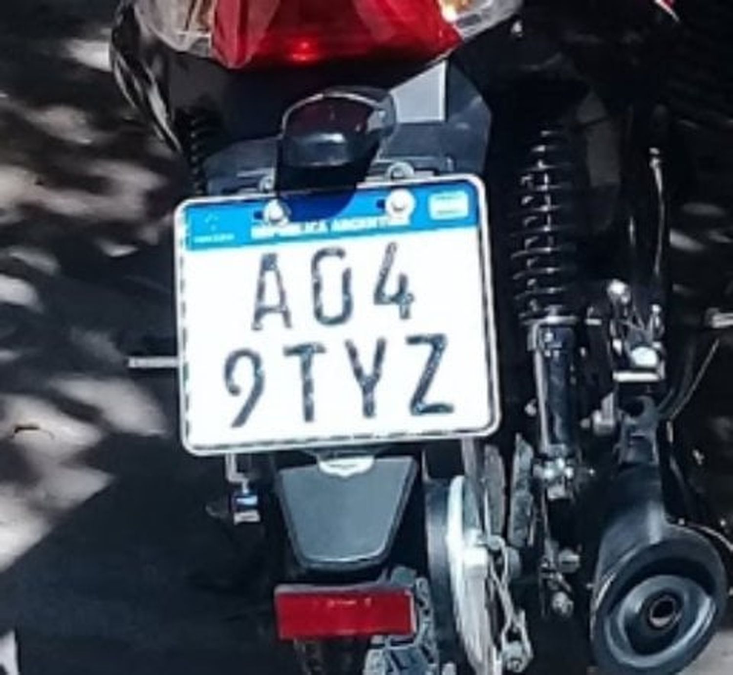 Raquel extravió la patente de su moto