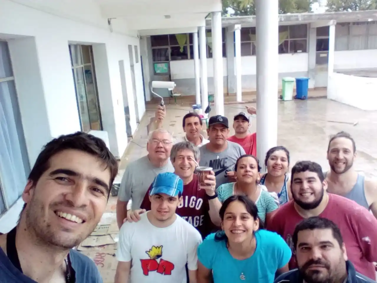 Los egresados de la carrera de Periodismo Deportivo pintaron la escuela que prestó sus instalaciones