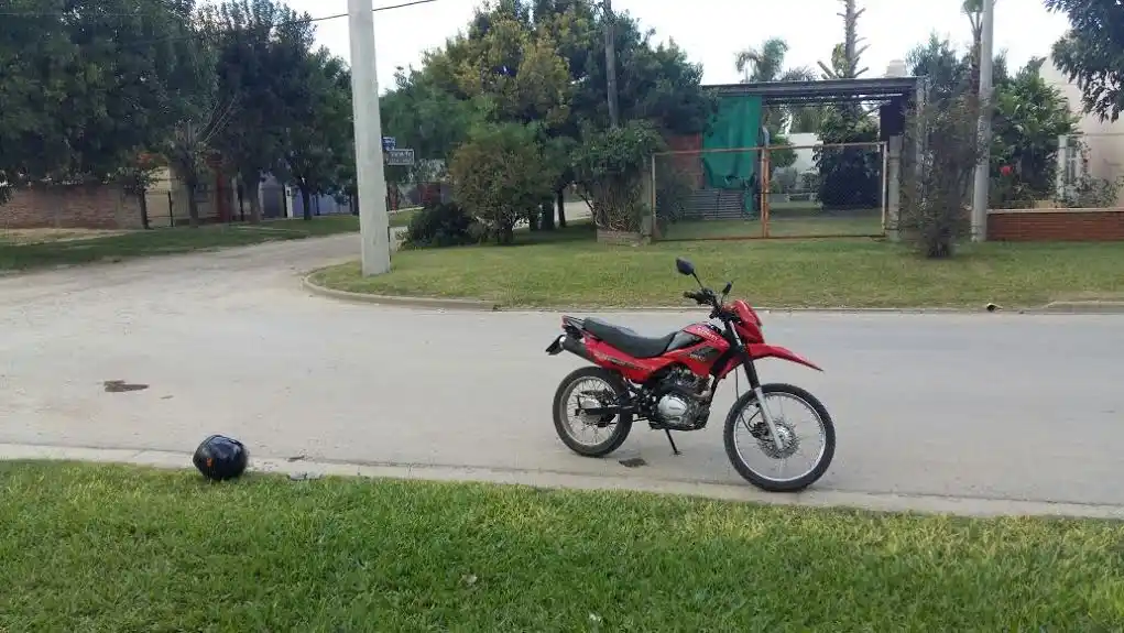 Motociclista internado al chocar una camioneta