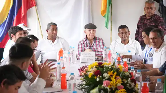 ENCUENTRO del gobierno colombiano con una facción del ELN enturbia diálogos de paz